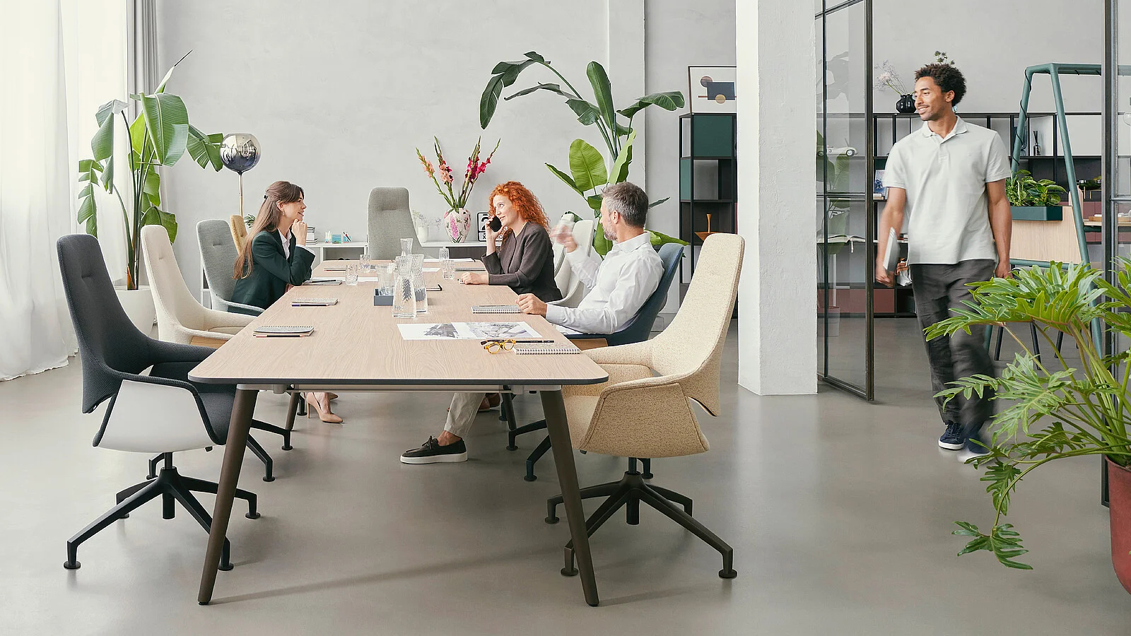 Ergonomia stołu konferencyjnego - jak wymiary i kształt blatu wpływają na pracę uczestników